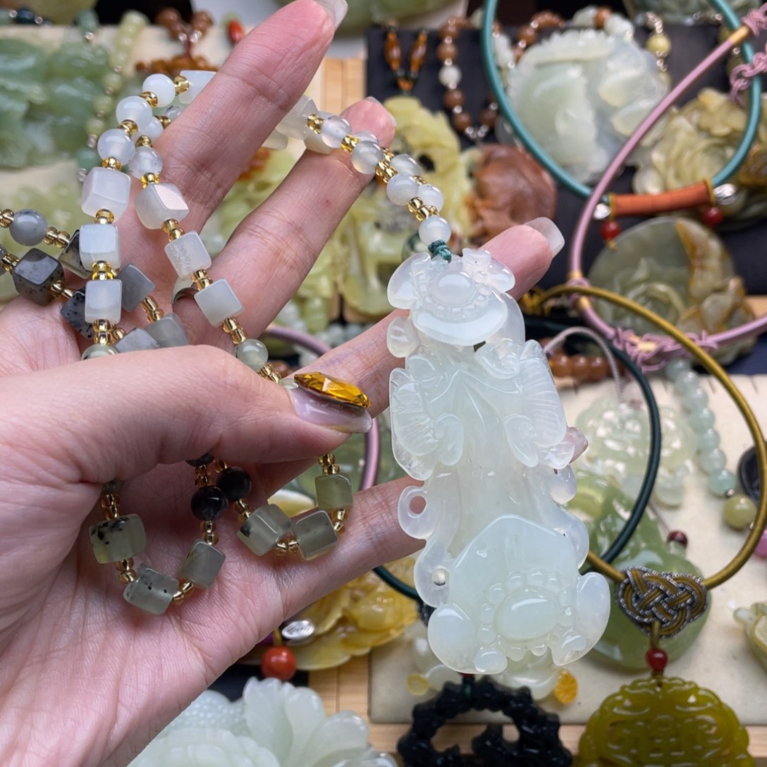 蛇纹石玉颈饰未镶嵌金**道