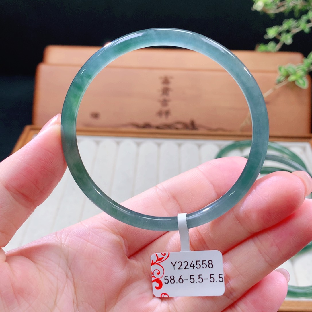 翡翠手镯（圆镯）未镶嵌