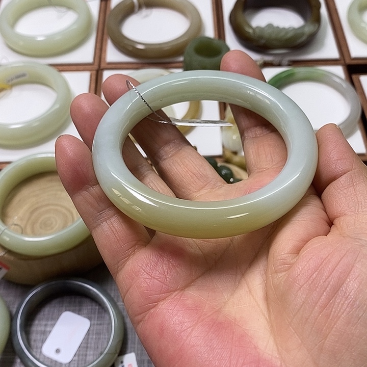 和田玉未镶嵌手镯