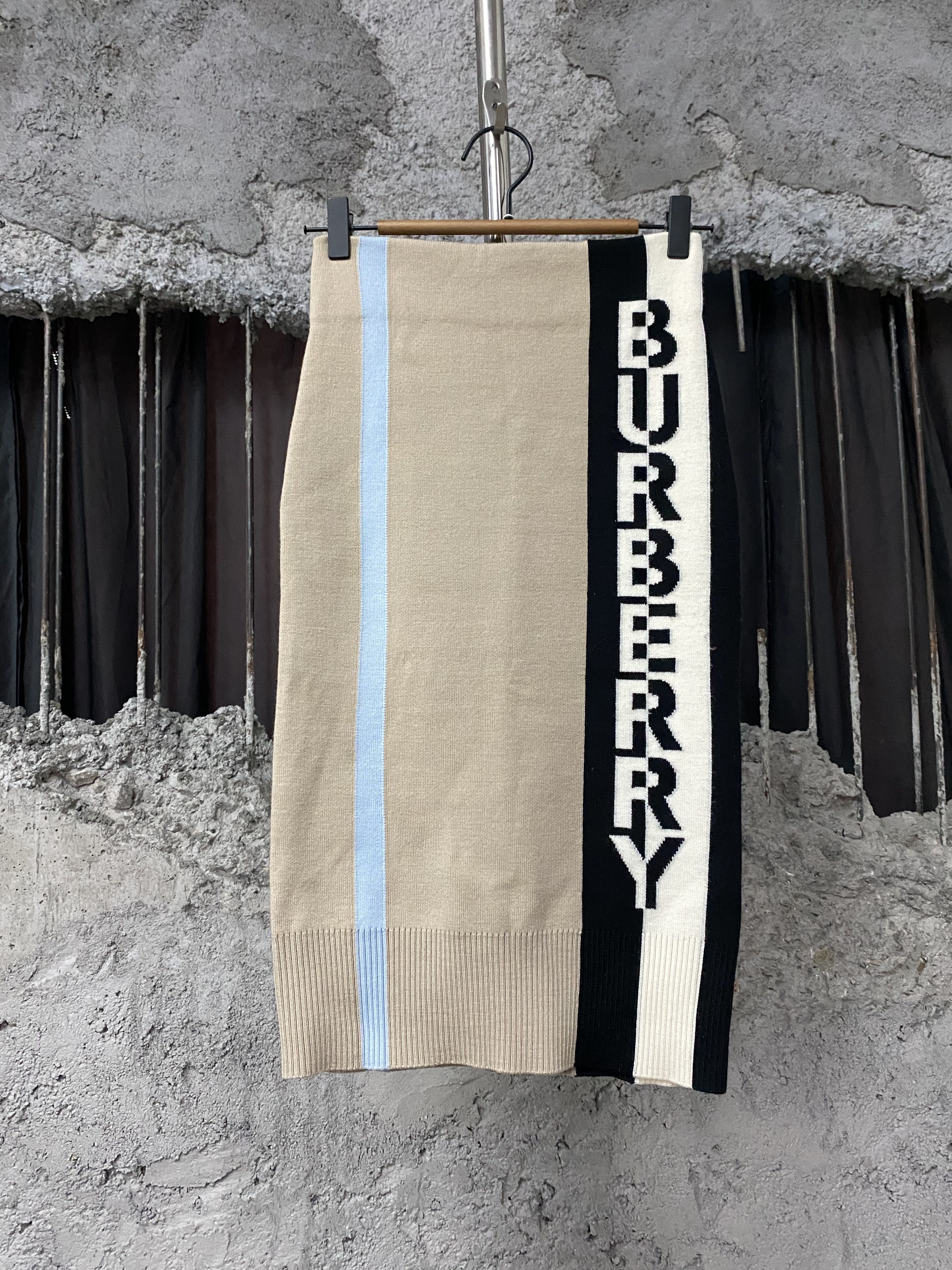 99新 BURBERRY/博柏利 羊毛半身裙/xs码