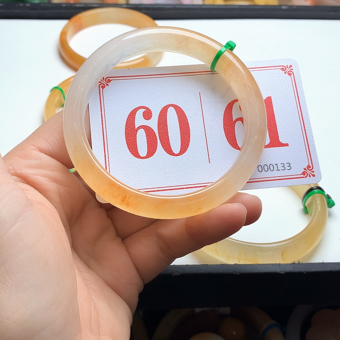 未镶嵌石英质玉（黄龙玉）手镯魍**?