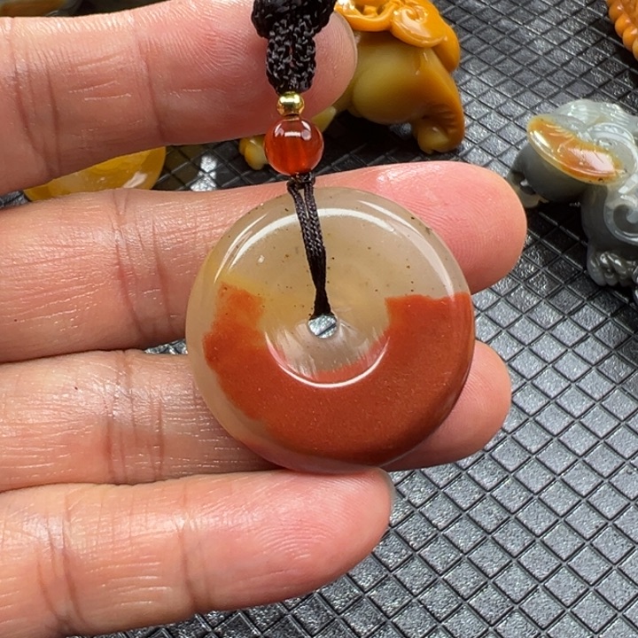 石英质玉（黄龙玉）颈饰未镶嵌