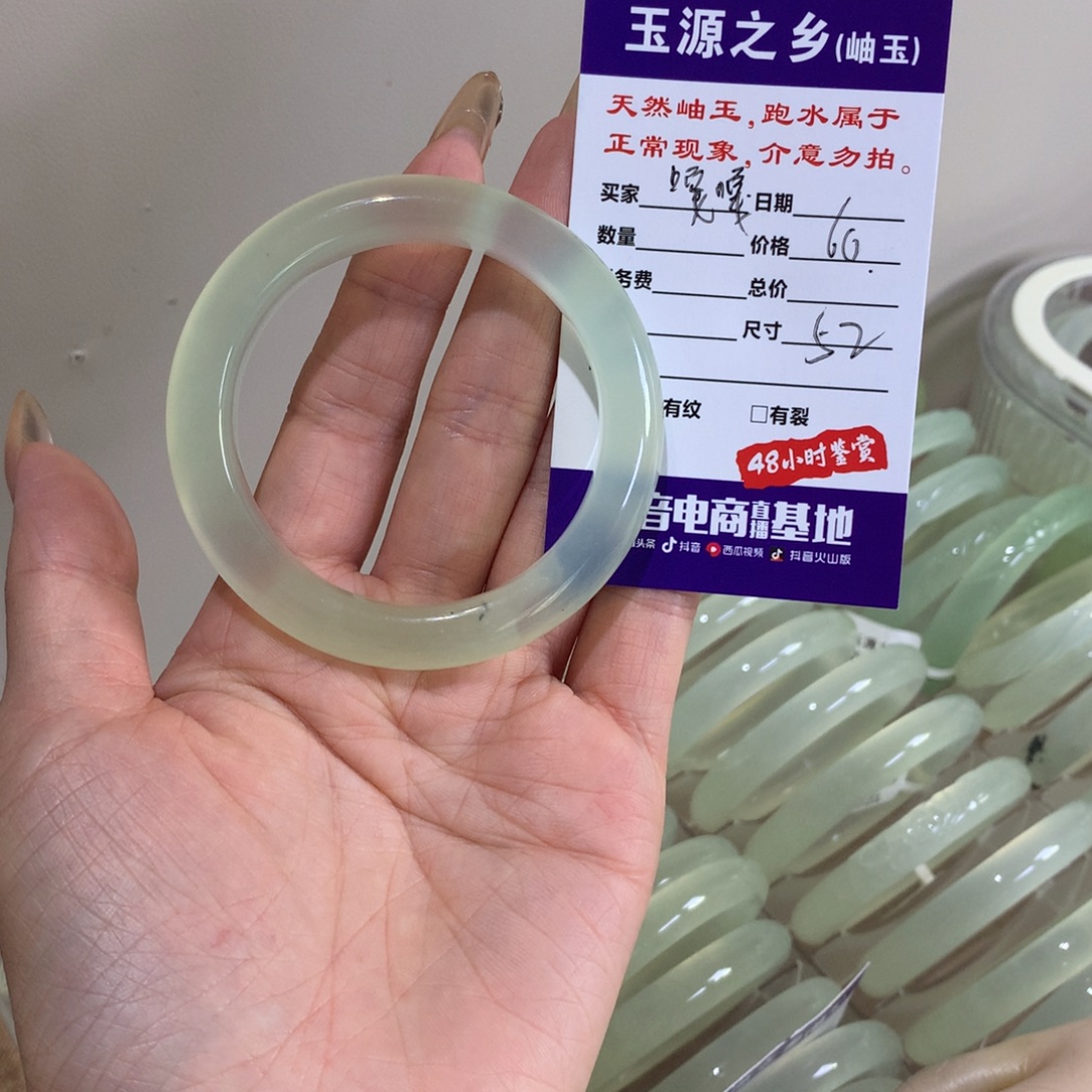 嘎***嘎蛇纹石玉未镶嵌手镯