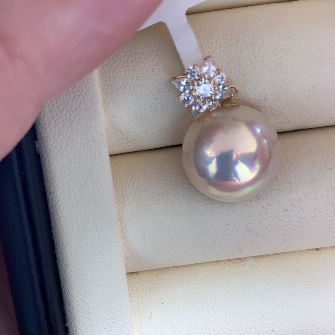 拼合珍珠（马贝珠）颈饰18K金镶嵌