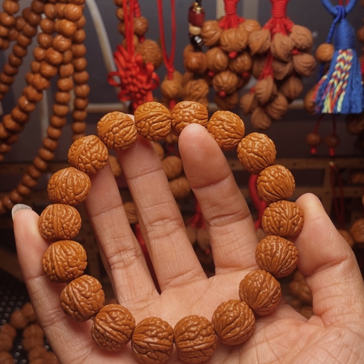 木质类龙纹桃枭挂件