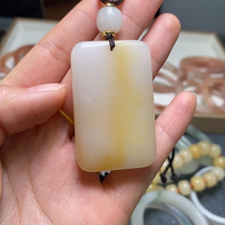 石英质玉颈饰未镶嵌青**老无事牌