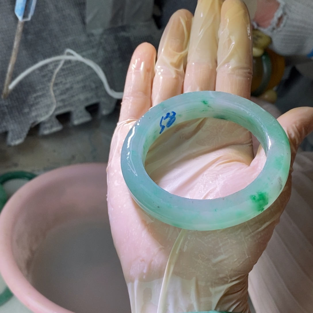 香***姥石英质玉（非洲翠）未镶嵌手镯定制