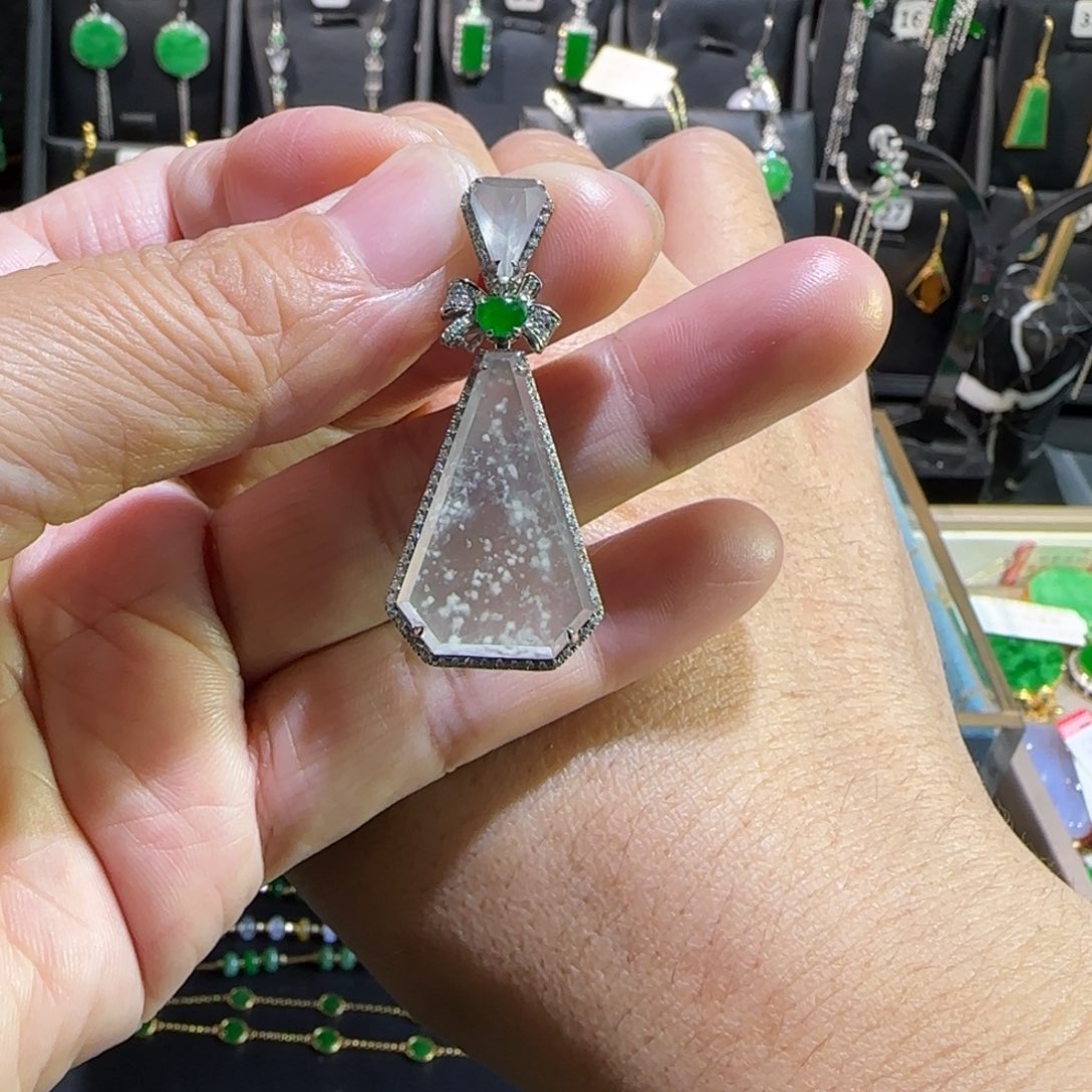 翡翠18K金镶嵌颈饰吊坠