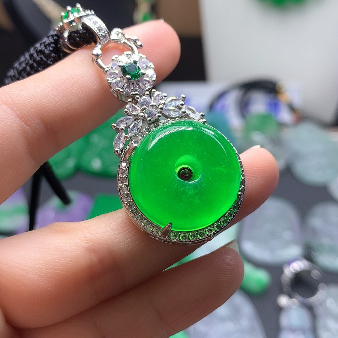 翡翠颈饰未镶嵌翡翠