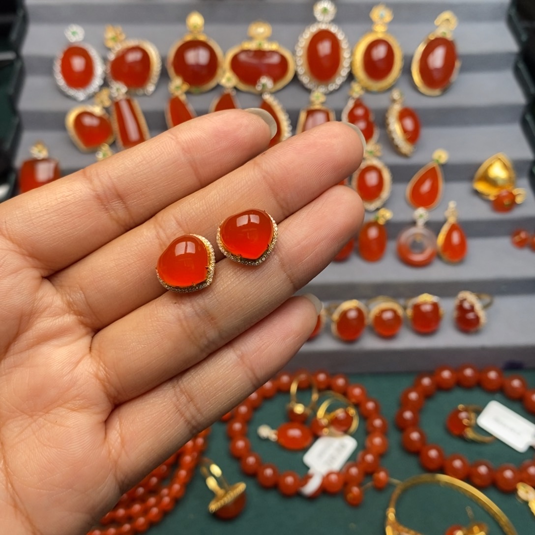 南红玛瑙18k耳钉18K金镶嵌天****飞