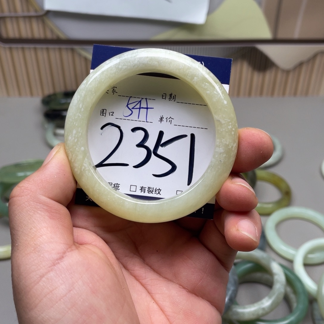 岫玉手镯手镯未镶嵌