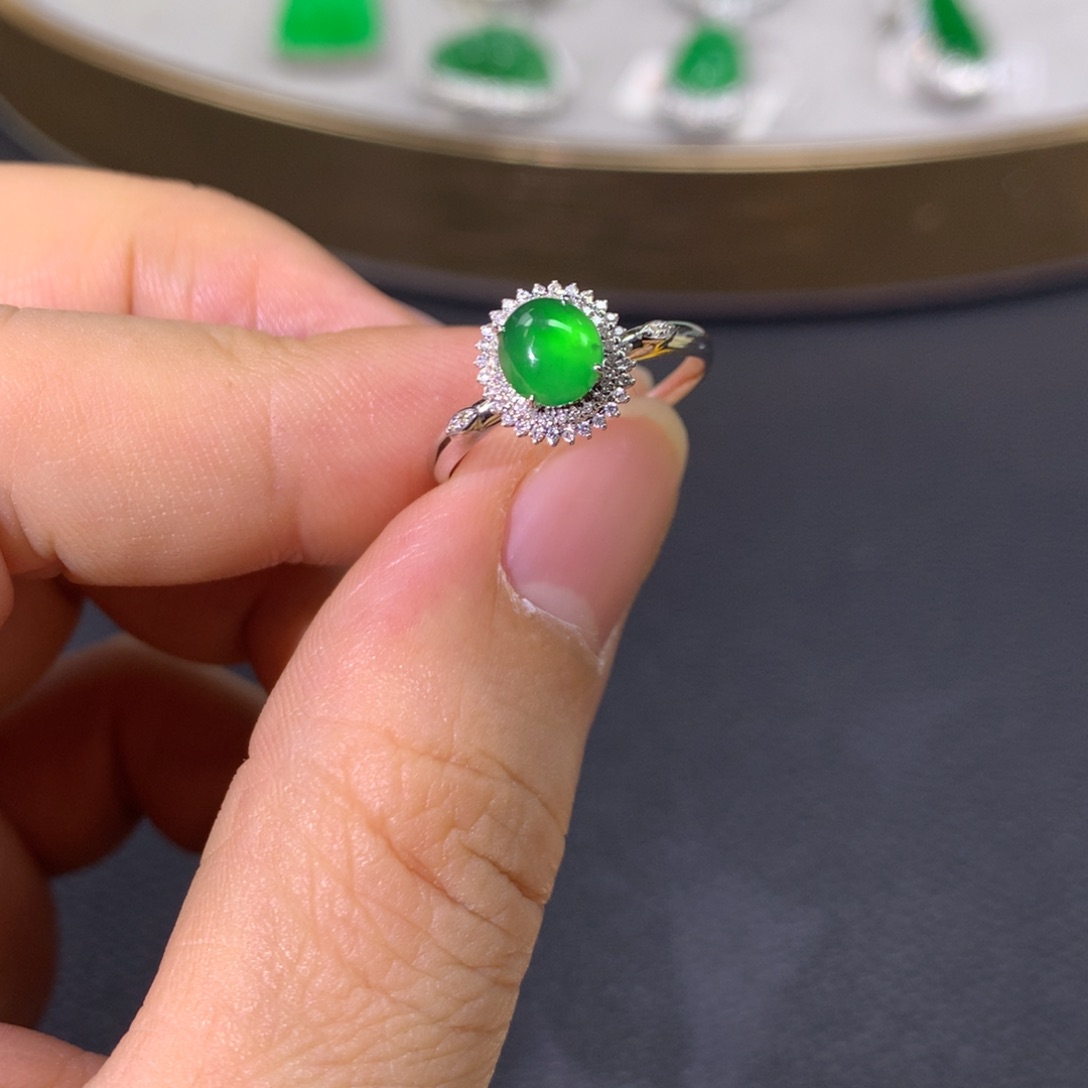 翡翠戒指18K金镶嵌翡翠