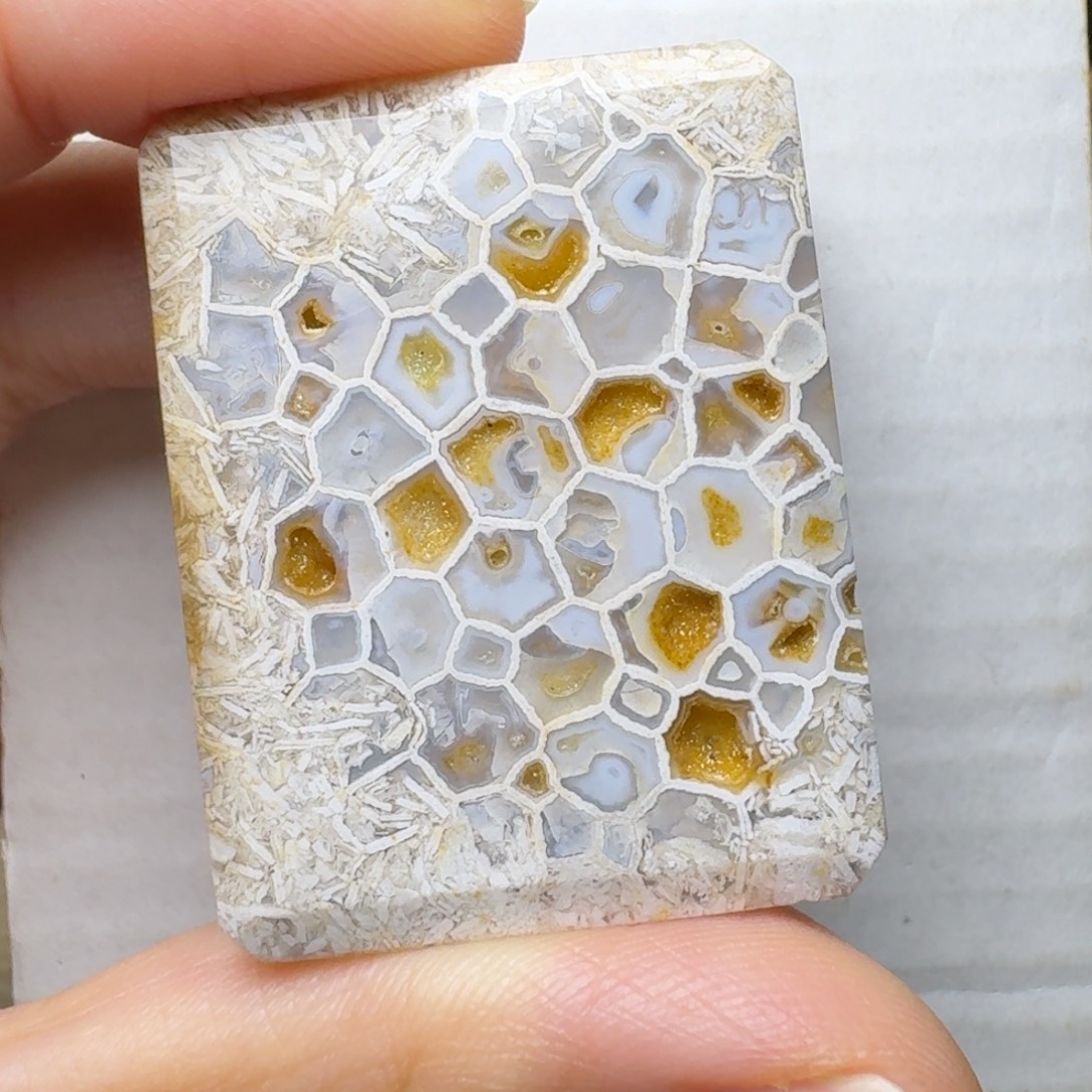 硅化玉未镶嵌意境款，有闪闪晶洞