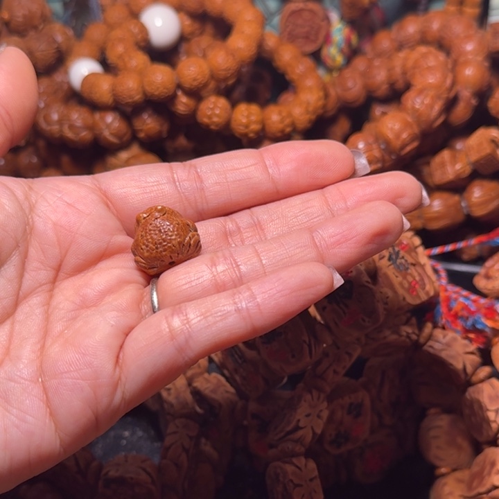 桃核吊坠呱呱来财