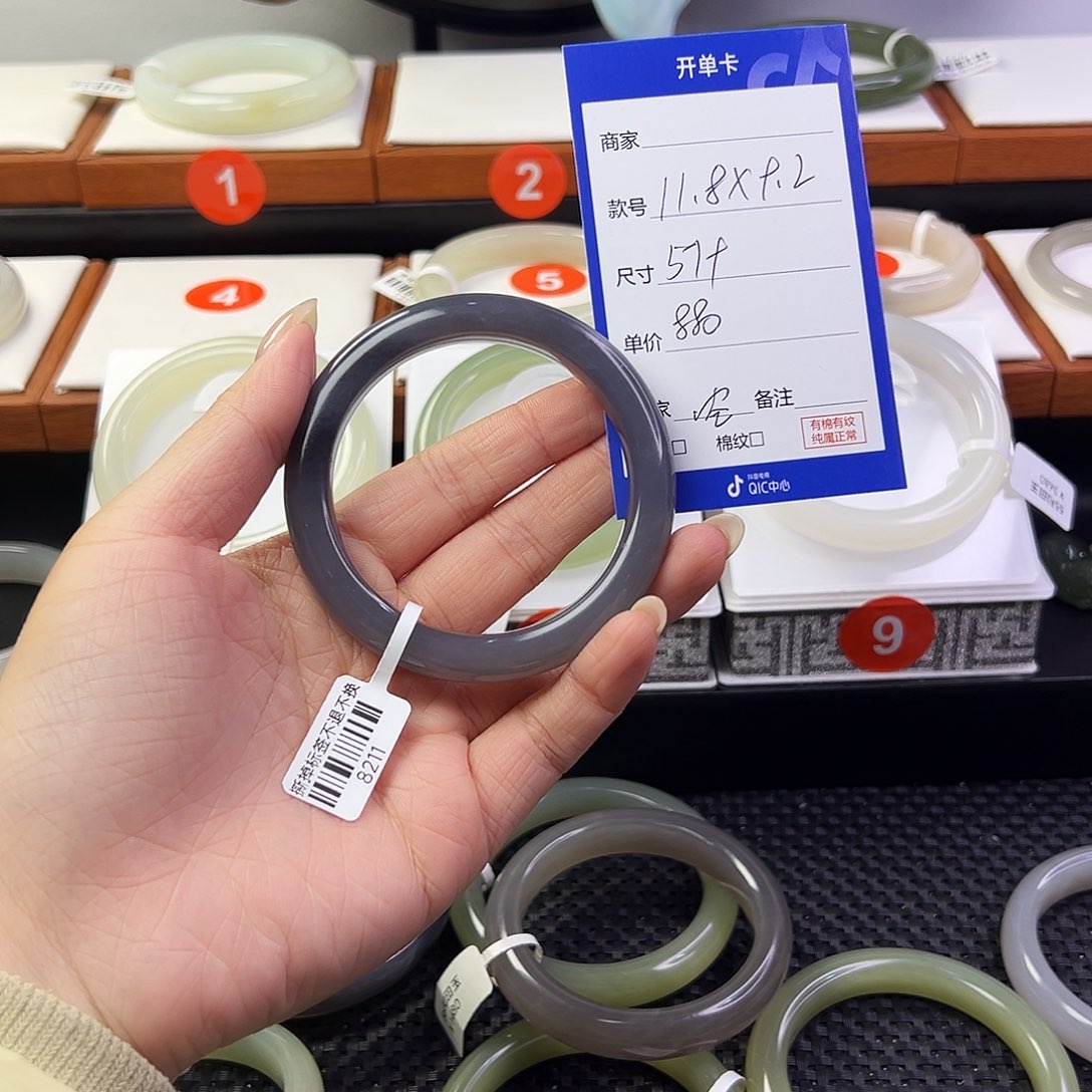 空***心和田玉未镶嵌手镯