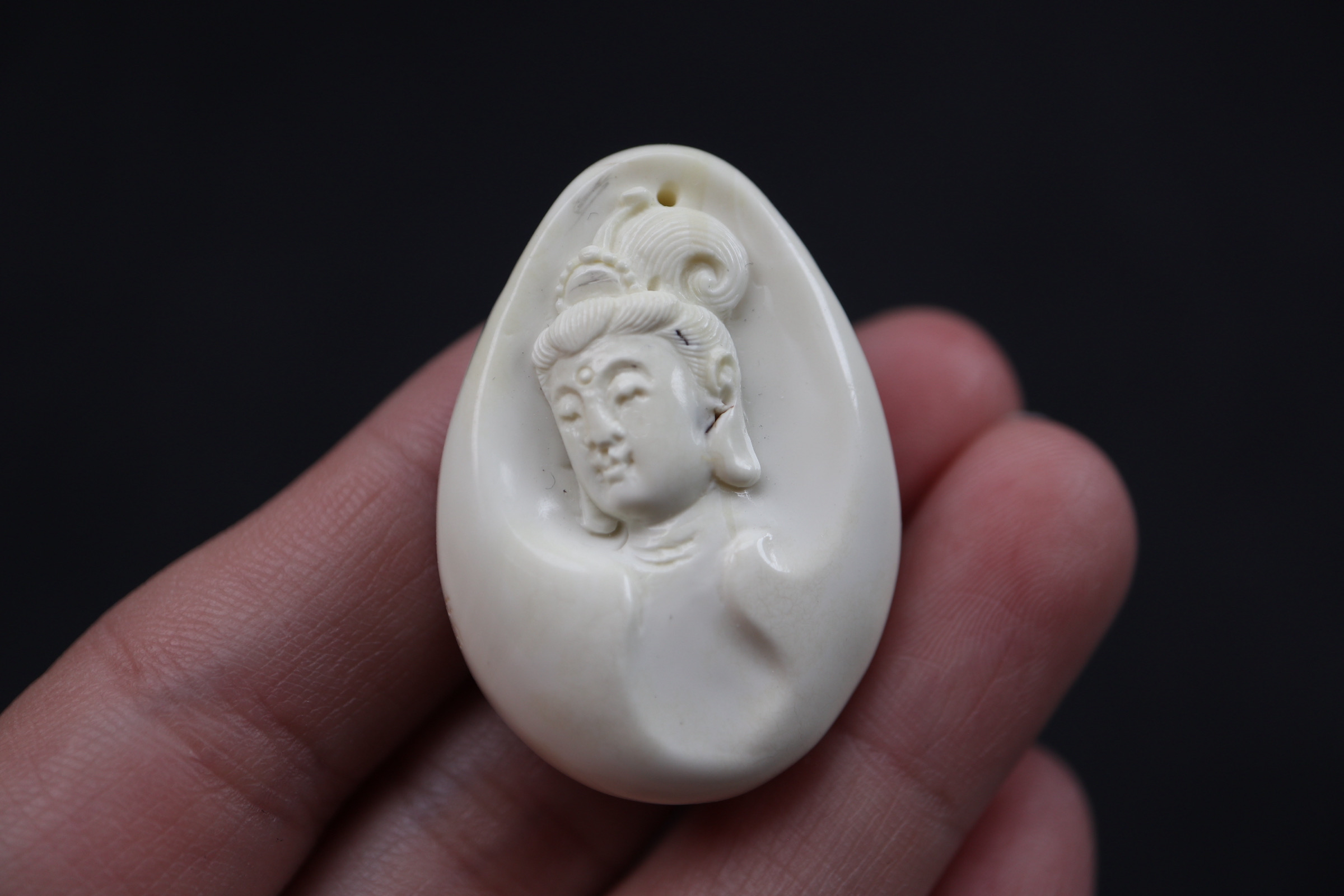 瓷白蜜蜡观音吊坠，大师雕刻，克重4.26g，有点植物花粉