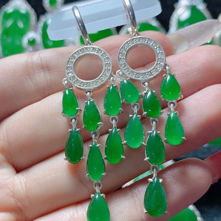 翡翠颈饰足银镶嵌