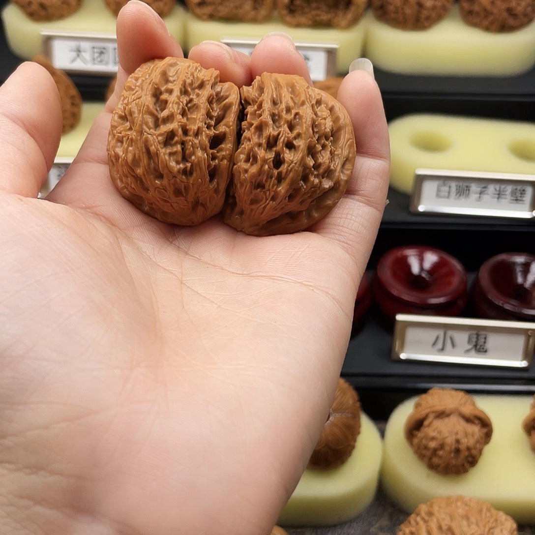 文玩核桃把件阿*。白狮子半壁326