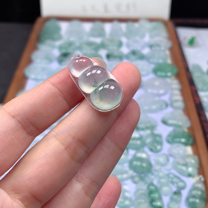 颈饰未镶嵌翡翠高冰飘花福豆