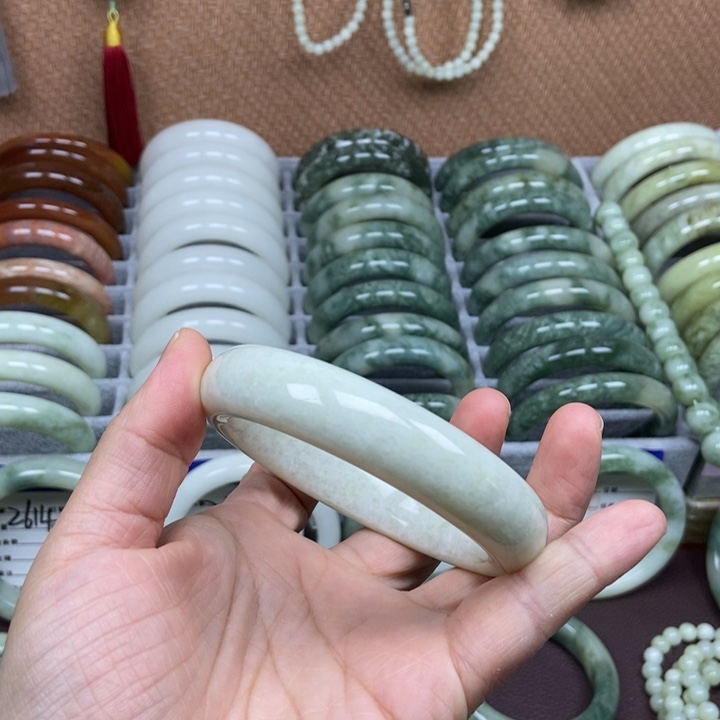 白***露蛇纹石玉未镶嵌手镯