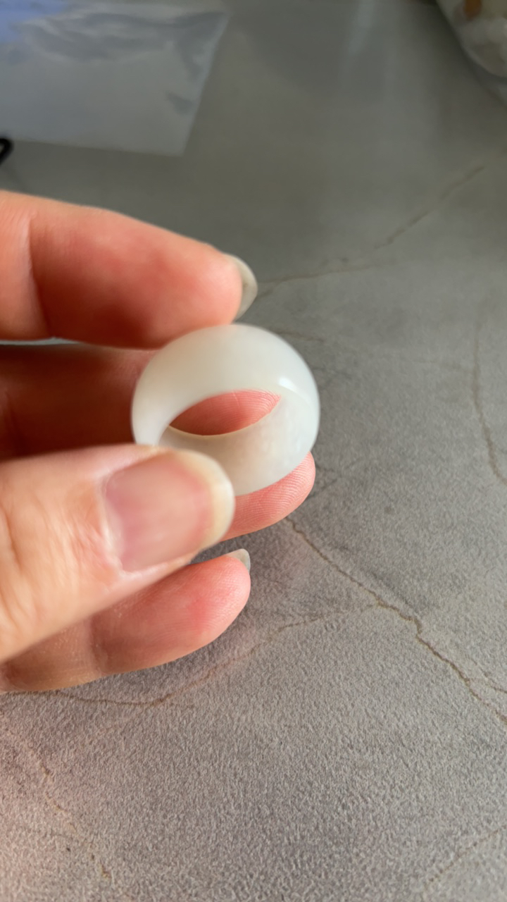 和田玉特细高白稀缺顶俄白玉戒圈设计精美