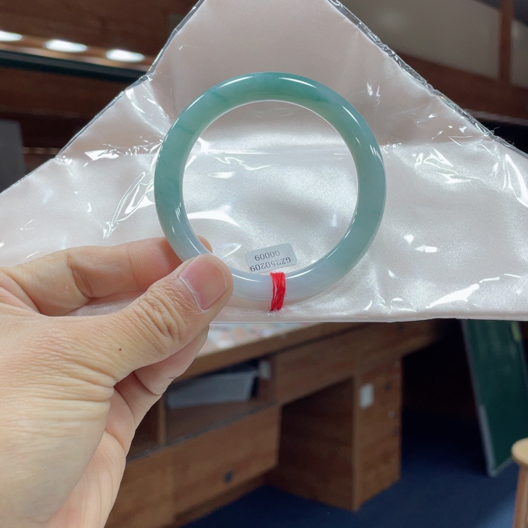 翡翠手镯未镶嵌化****还买断