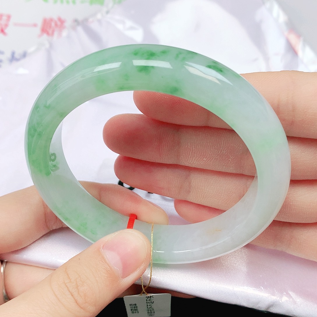 翡翠手镯未镶嵌抖音813