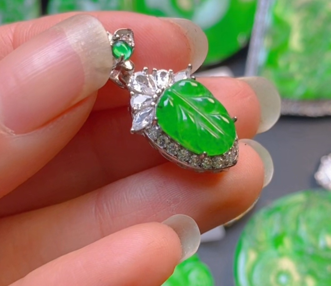 天然A货翡翠阳吊坠