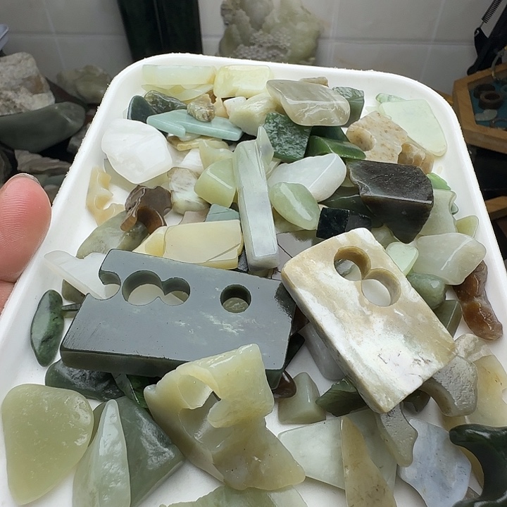 芳***r和田玉（糖玉）未镶嵌珠宝半成品