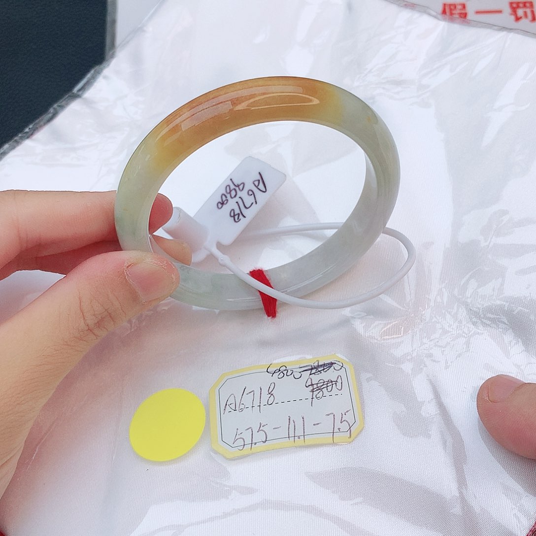 翡翠手镯未镶嵌翡翠