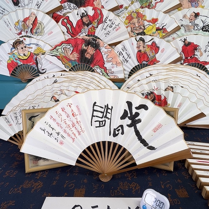 用***8国画手绘折扇一把