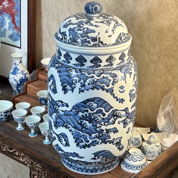景德镇高级仿古暗刻五龙海水纹壮罐，进口青花料！
