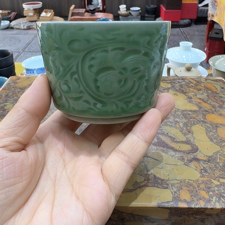 青瓷浮雕杯子一个。。。品茗