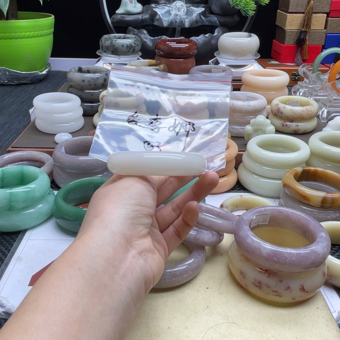 爱***娜石英岩玉未镶嵌手镯