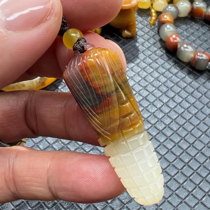 石英质玉（黄龙玉）颈饰未镶嵌