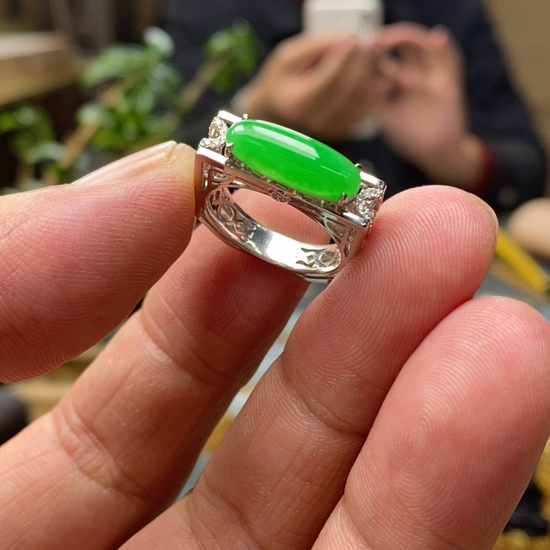 翡翠戒指18K金镶嵌戒指