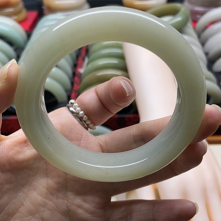 石英质玉合金经典时尚佘太玉镯