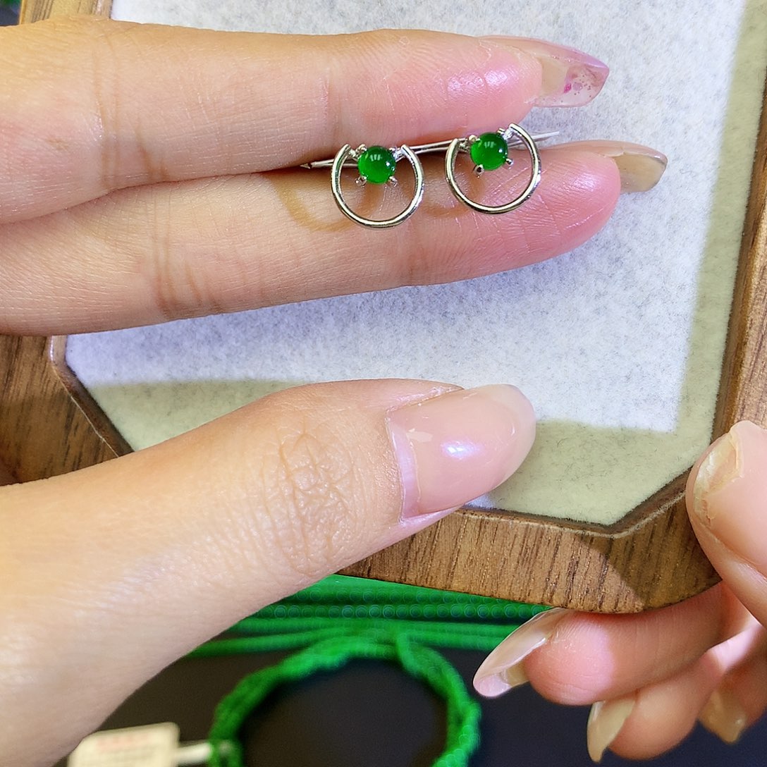 翡翠耳饰银S925镶嵌天然翡翠耳钉