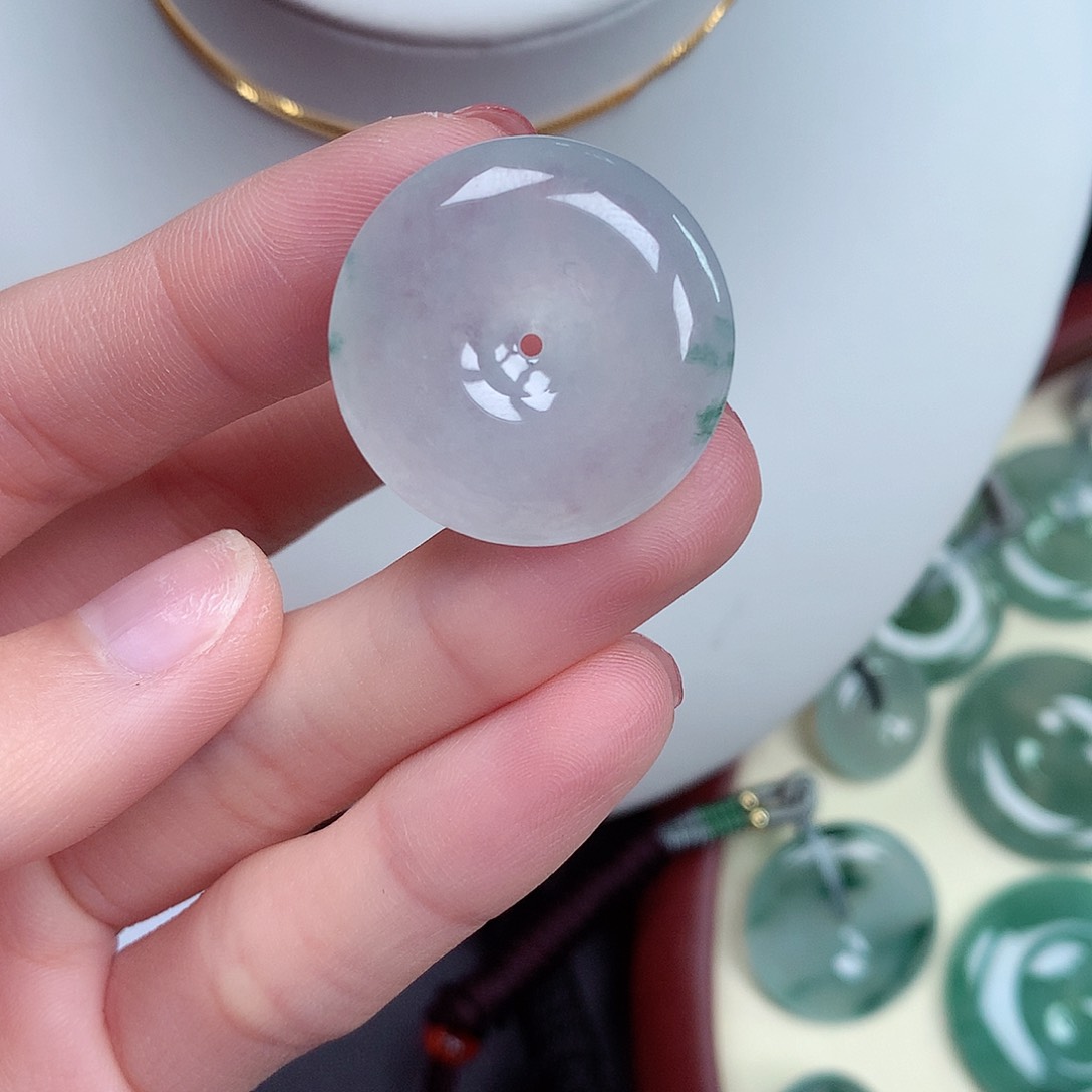 翡翠颈饰未镶嵌平安扣