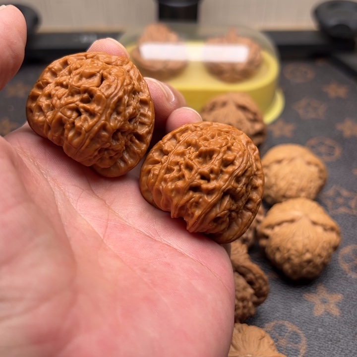 方***型文玩核桃吊坠白狮子