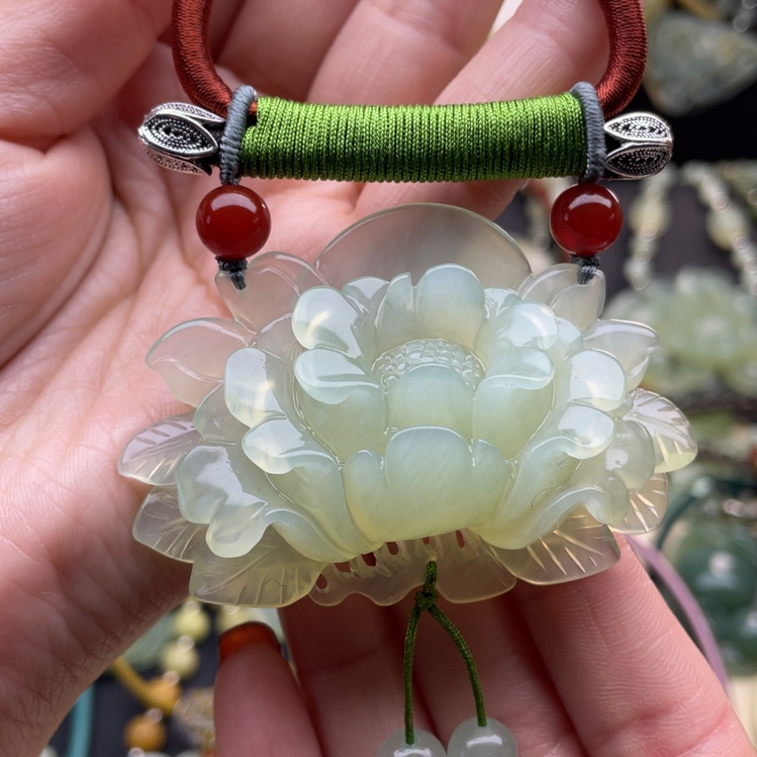 蛇纹石玉颈饰未镶嵌