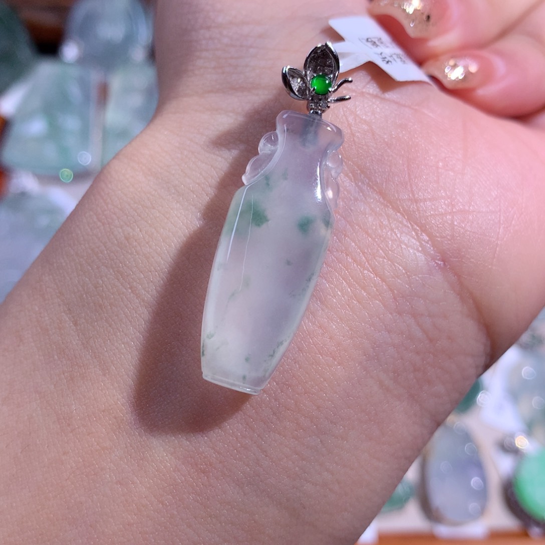 翡翠吊坠(不含链)18K金镶嵌花瓶