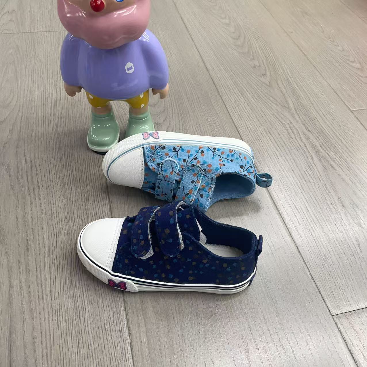 8039芭芭鸭女童男童魔术贴卡通动漫男春秋帆布鞋板鞋