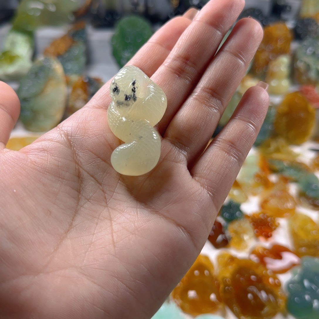 蛇纹石玉颈饰未镶嵌