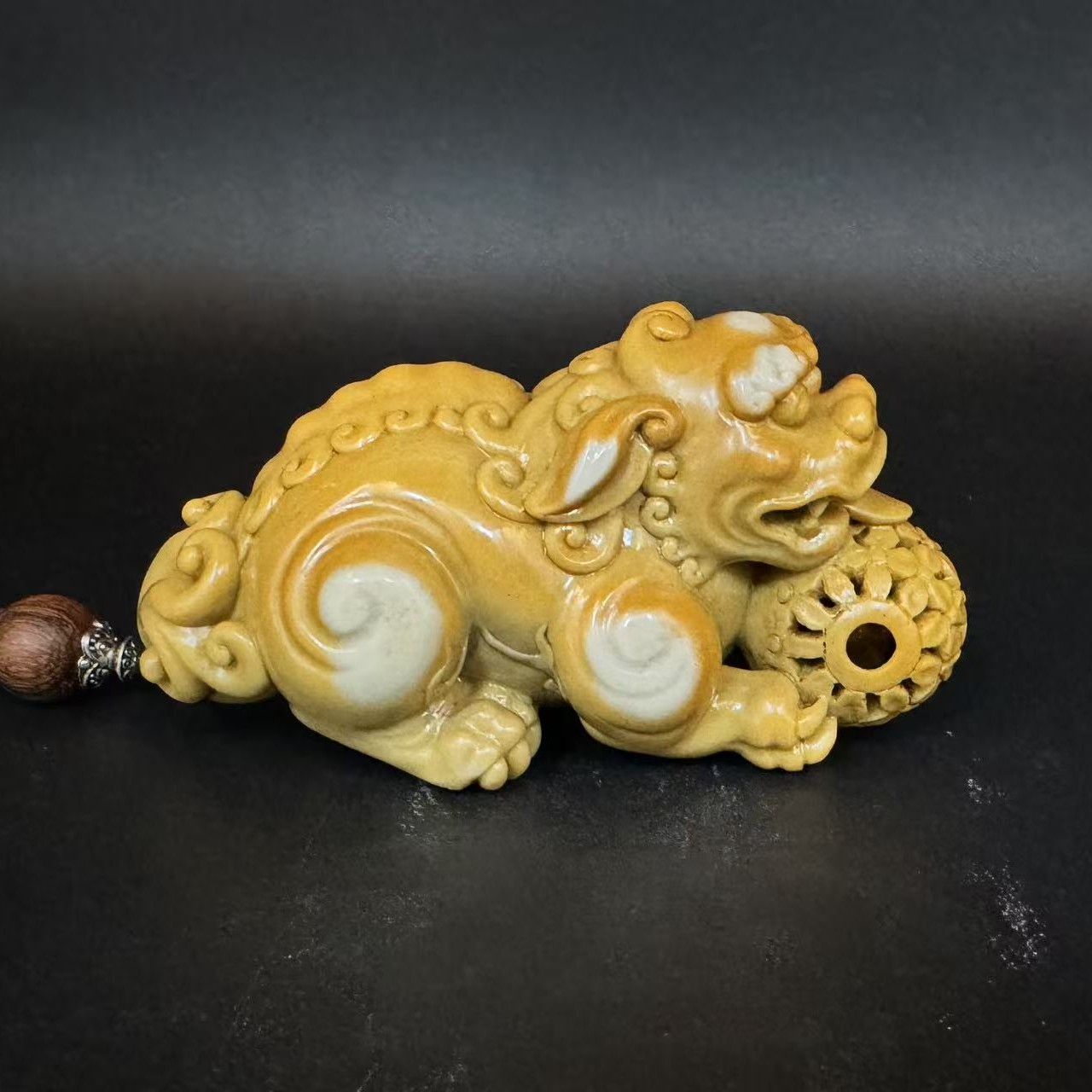 狮戏珠把件 牛蛋石 /190