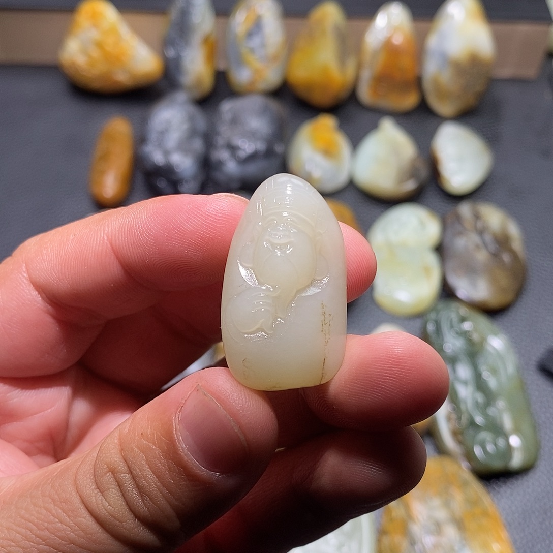 武***穆和田玉未镶嵌颈饰