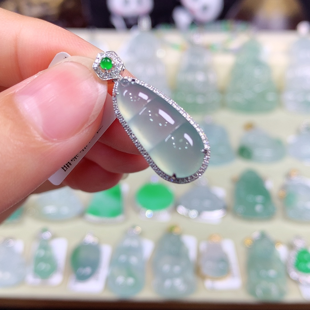颈饰18K金镶嵌翡翠福豆
