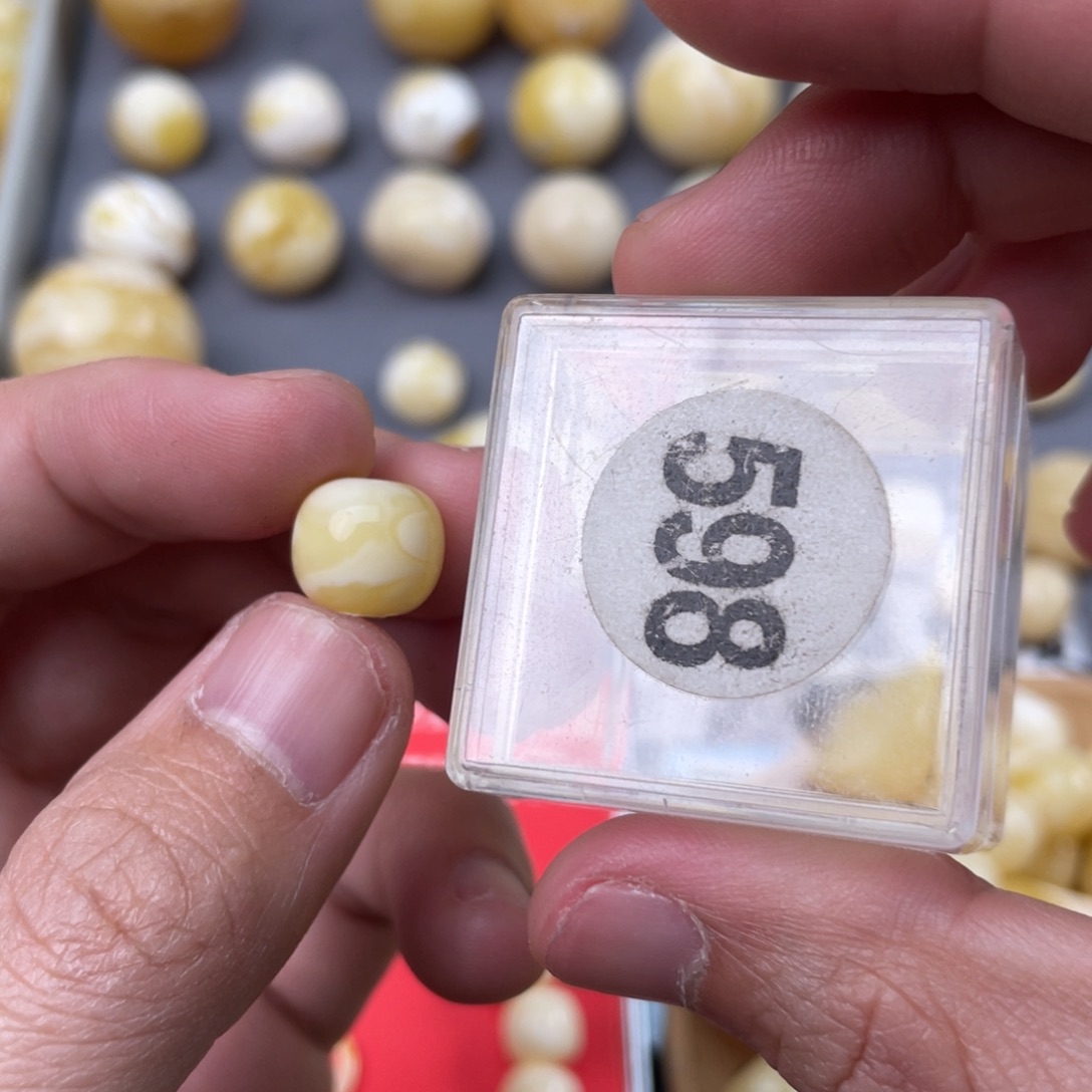 蜜蜡珠宝奇石未镶嵌