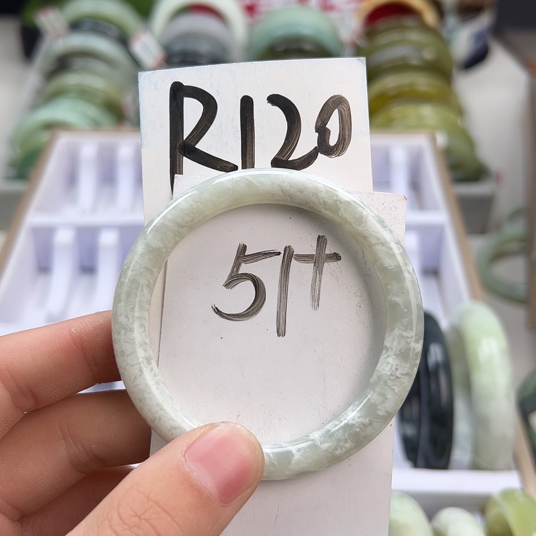 岫玉手镯未镶嵌天然岫玉微瑕，可以正常佩戴