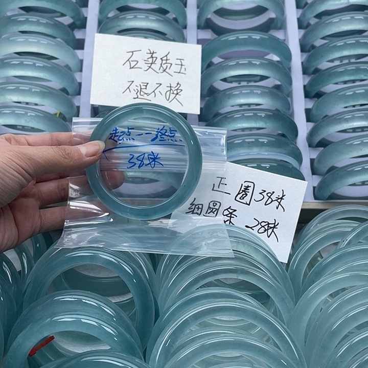 起***点石英质玉未镶嵌手镯